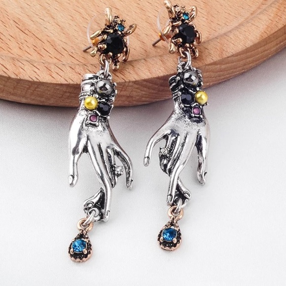 Spider Earrings With Dangling Hands - Picture 2 of 8